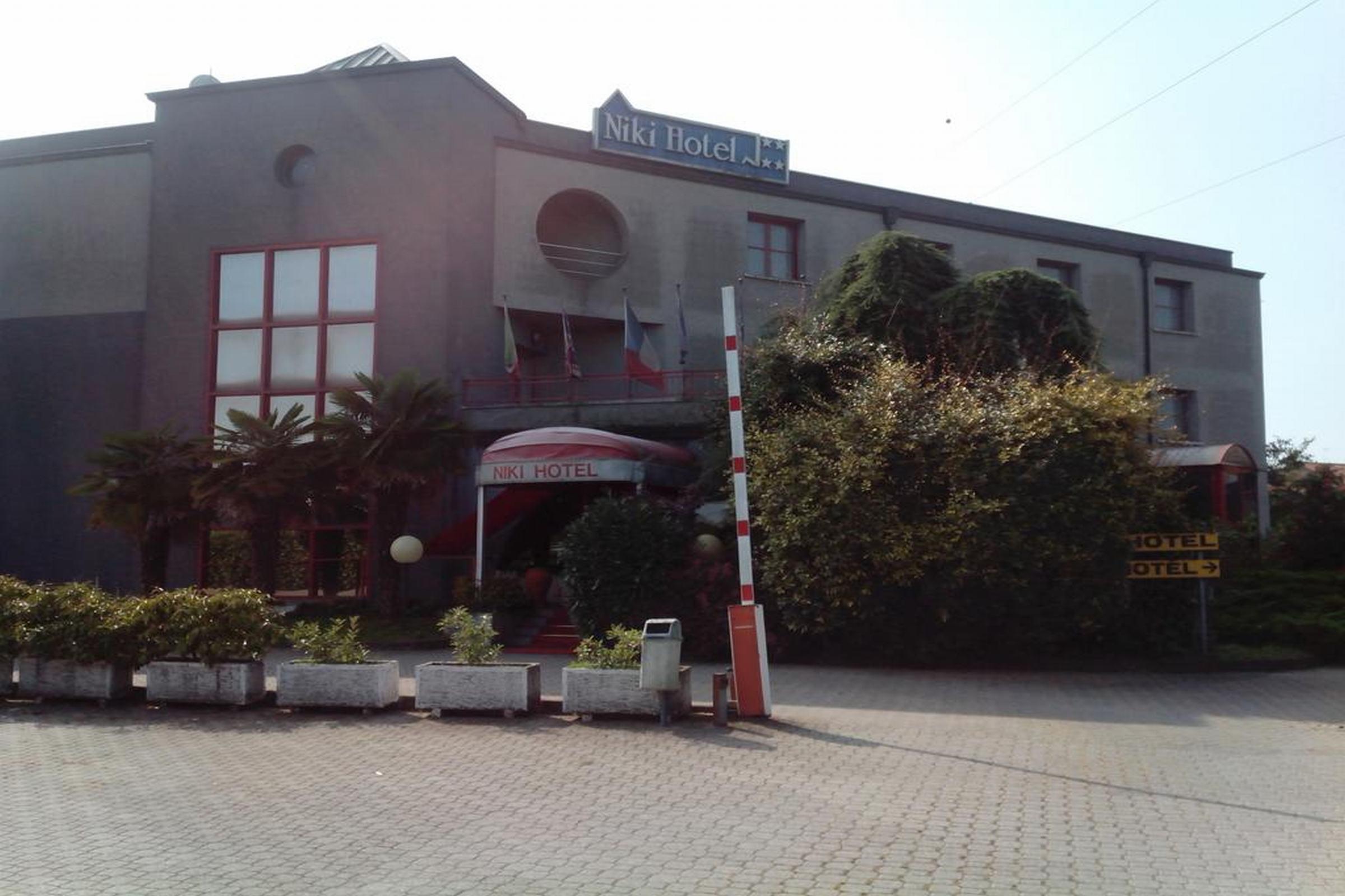 Hotel Niki Tribiano Exterior photo