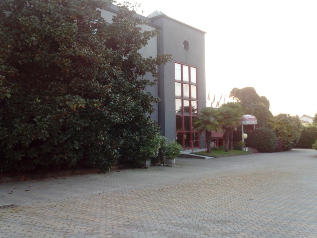 Hotel Niki Tribiano Exterior photo